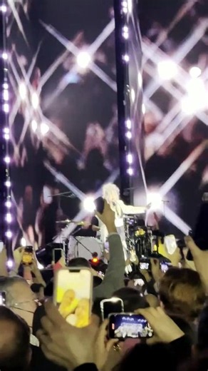 Cyndi Lauper - Time After Time - Girls Just Wanna Have Fun Farewell Tour - Accor Arena Bercy Paris 2025