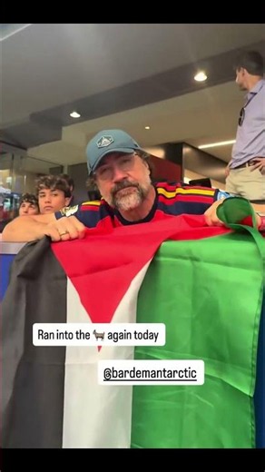 El ENCUENTRO de JAVIER BARDEM con un FAN PALESTINO durante el FRANCIA - ESPAÑA que emociona a todos