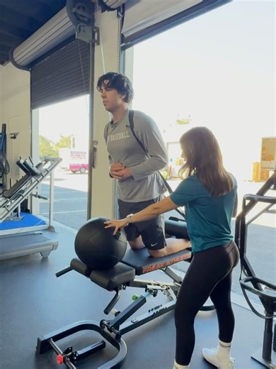 𝐒𝐃 𝐒𝐩𝐨𝐫𝐭𝐬 𝐏𝐡𝐲𝐬𝐢𝐜𝐚𝐥 𝐓𝐡𝐞𝐫𝐚𝐩𝐲 on Instagram: "HAMSTRING RETURN-TO-SPORT ⚾️🔥 One of our high school baseball athletes @_mateovillanueva is progressing through a return-to-sport hamstring protocol. We are bridging rehab to on-field performance with intent, speed, and control. What we’re training & why 👇 🧵 Banded Nordics Eccentric hamstring strength to build tissue capacity and reduce re-injury risk during sprinting and deceleration. ⚡ Plyo Leg Switches on a Box Rapid hip exte