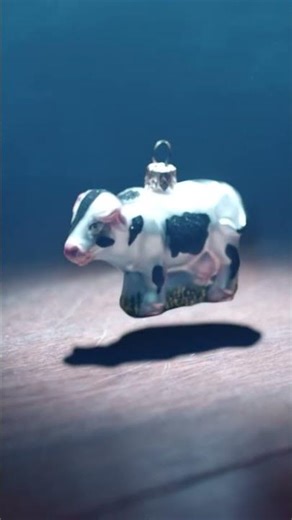 Even aliens get distracted by Christmas lights 🎄.⁠ Watch "Invaders" on #DUST. #short #scifi #movies