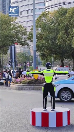 Robot traffic cop on duty in China's Shenzhen