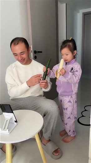 Dad, why are you staring at your phone all day? It's fascinating! Now you're confused, aren't you