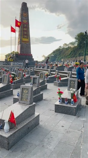 Nghẹn ngào ngày thăm viếng những anh hùng liệt sĩ #lichsuvietnam #xuhuong #shorts #ww2