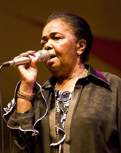 Cesária Évora nasceu há oitenta e cinco anos...