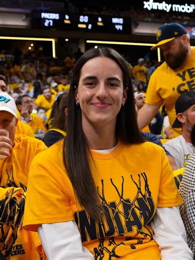 Caitlin Clark hanging courtside at Mavs-Pacers 🤩(via @IndianaFever) https://t.co/btoT6E8kU8