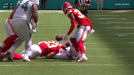 L'Jarius Sneed jars the ball loose to incur Chiefs' recovery in own territory