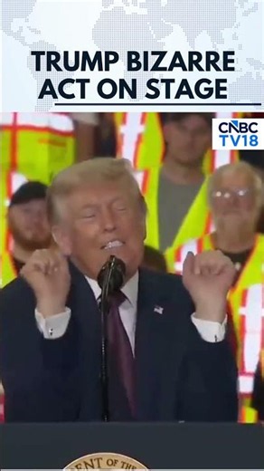 VIRAL MOMENT: Trump's Bizarre On-Stage Antics Leave Crowd Laughing | N18G