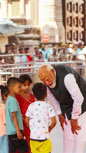 Adorable! 🥰 PM Modi meets his young friends at Kashi Vishwanath Temple