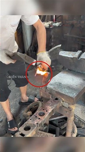 Ông chú có kỹ năng rèn dao điêu luyện #shorts