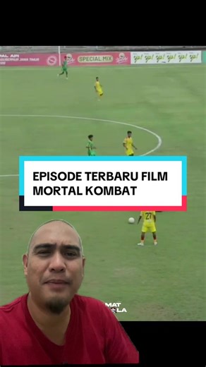 Pemain PS Putra Jaya Muhammad Hilmi Menendang Firman Nugraha