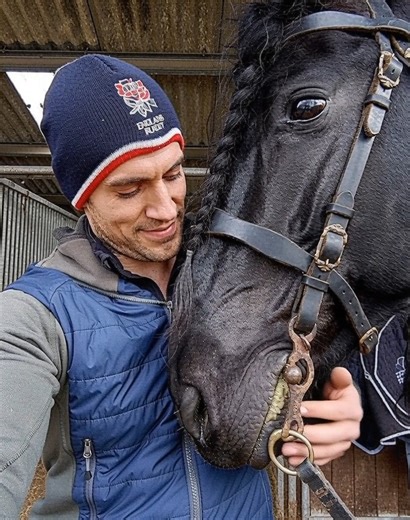 The Mighty, the Glorious, the Powerful, and the Kind The mighty, the glorious, the powerful, and the kind— like a king of ancient myth stepped into the modern world. This is Hector, standing beside Henry Cavill. There is something timeless about strength paired with gentleness. Not the kind of power that demands attention, but the kind that earns it quietly. Hector embodies that rare balance—presence without intimidation, loyalty without condition, courage wrapped in calm. In another age, poets 