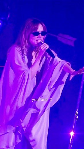 Suki Waterhouse - “OMG” (Live in Boston)