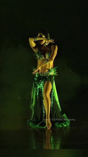 I’ll give you 3 tips that will help you maintain good posture while dancing! 💪🏻 ❤️ Be sure to save this for later and share it with others ❤️ 1. Open your chest - practice yoga exercises that include backbends and backward stretches 2. Engage your transverse abdominis - use Pilates breathing exercises to strengthen your deep core 3. Strong glutes = better balance - include squats, hip thrusts, deadlifts, and Bulgarian split squats Will this be useful for you ? #tips #bellydance #dancer | Jasir