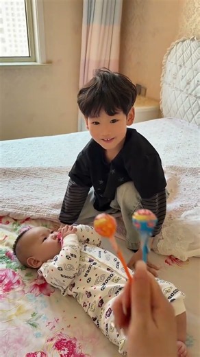 Xiao Jing is actually taking care of her younger brother—how amazing!!