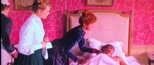 In Far and Away (1992), director Ron Howard secretly asked Tom Cruise to “take off the cloth” to catch Nicole Kidman's off guard reaction during this scene.“So I took off the cloth, and when she looked under the pot you know..” Cruise recalled.He explained, “Ron came up to me and said, 'What do you think of taking off the cloth for this one..I said, 'Yeah! Great idea!',”Kidman's 100% genuine shocked reaction made it into the final cut.