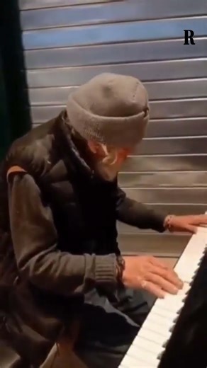 A Roma Andreas, clochard, suona al piano del mercatino di San Silverio