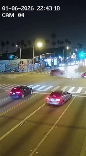 Traffic Camera Captures Chain-Reaction Crash at Busy City Intersection January 6, 2026 — A dramatic multi-car collision was caught on a fixed traffic camera late Tuesday night when several vehicles collided in the middle of a well-lit urban intersection, sending sparks and debris across the roadway. The footage, timestamped just before 10:45 p.m., shows traffic moving normally in multiple directions before one vehicle suddenly loses control while entering the intersection at speed. Within second