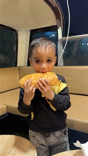 Mamma, Mujhe Bus Ki Chhat Par Khana Hai! 🚌🥪😂