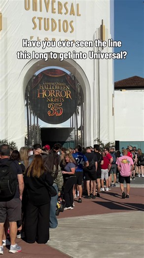It was a busy day at Universal Studios Florida this week, with the line to get in extending up to NBC Grill! 🤯 Have you ever seen it this long?! Also, top tip, just head down to the right towards Guest Relations and you can join a much shorter line by those gates! Thank me later… #universalorlando #universalstudios #universal #universalorlandoresort