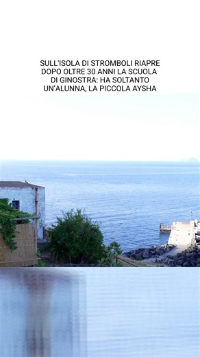 Nei locali della chiesa di Ginostra, borgo di 40 anime dall’altra parte dell’isola di Stromboli, ha riaperto la scuola per una sola alunna. Accompagnata dai genitori, il cane di famiglia e alcuni ginostresi, Aysha oggi ha fatto il suo ingresso in classe, accolta dalla sua nuova insegnante. A Ginostra, dove si accede soprattutto via mare, la vita non sempre è facile. E chi sceglie di viverci lo fa per “amore”, come raccontano i genitori di Aysha e i membri di una comunità che si definisce “una fa
