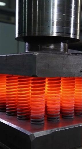 “Industrial Forging in Action: Hydraulic Press vs Steel”