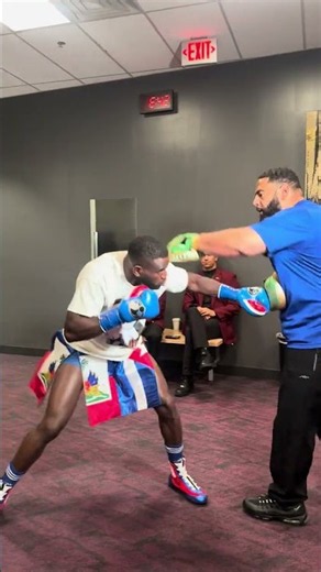 Yoenli Hernandez popping the pads backstage as fight time approaches. 🇨🇺