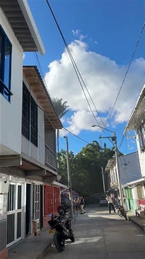 Tourists Evacuate Airbnb During Earthquake in Colombia