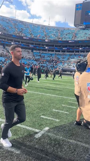 A tough finish for the Panthers.Dave Canales shakes hands with Bucs head coach Todd Bowles after Carolina’s 43-13 loss to his former team. https://t.co/znZrl9Qx4w