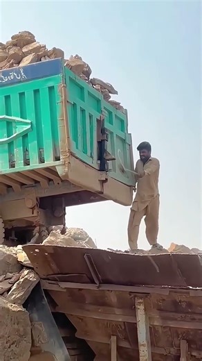 Quick and Easy Truck Stone Unloading Technique for Maximum Efficiency