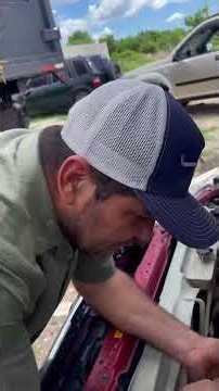 How to clean IAC valve and throttle body in one minute #mechanic #automobile