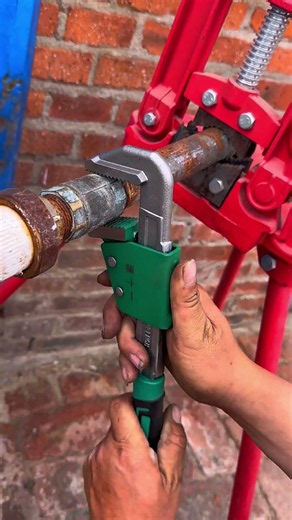 A new invention has emerged for pipe wrenches: the novel push-pull quick-adjusting pipe wrench.