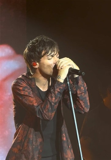 Louis Tomlinson singing last night in Sydney!! @LouisTomlinsonHQ @Louis Tomlinson #louistomlinson #live #fyp #onedirection #song