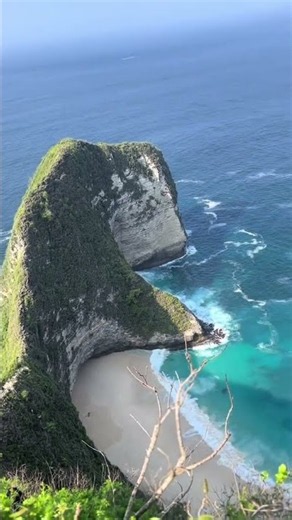 Breathtaking Cliffside Views of a Turquoise Ocean