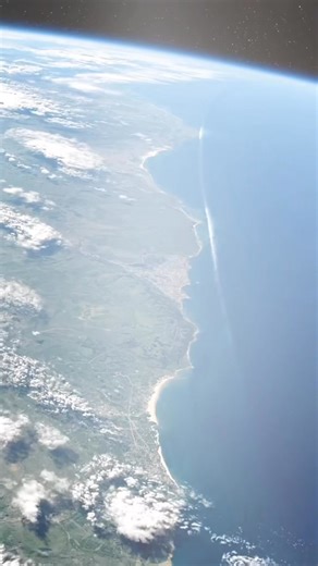 WHAT IF… 🌊 What if a tsunami wasn’t just a wall of water hitting a coastline—but a single, colossal, planet-scale surge moving at impossible speed? Imagine the ocean lifting as one, not breaking into waves, but rising into a continent-high mass of water that sweeps forward in one unstoppable motion. No warning sirens. No gradual retreat of the sea. Just a sudden darkening of the horizon as the water itself becomes the sky. From orbit, the planet would change in seconds. Coastlines vanish first,