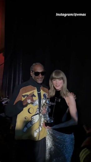Taylor Swift poses with Snoop Dogg after a big night of VMA wins