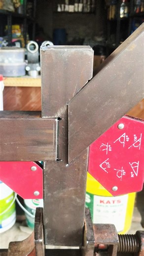 Many people are not aware of the trick of joining two railings of the stairs together