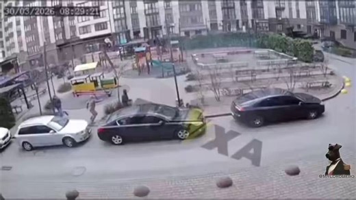 🚨速報ウクライナで、妊娠中の女性が、夫の強制徴兵を阻止しようとして、兵士たちに車両で引きずられました。▪️地面に倒れた女性は、流産の危険があると報じられています。▪️テロリストのゼレンスキー氏とキエフ政権は、黄金のトイレをさらに手に入れるために、ウクライナの人々を死に追いやっています。一方、ウルズラ・フォン・デア・ライエン氏とカヤ・カラス氏は、このテロ政権にヨーロッパの納税者の金を吸い上げ続けています。