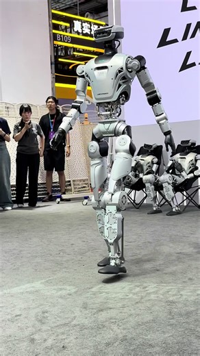 @ChinaLiuYusen #Robot #chinarobot #robotics #automation #ZhujiDynamicsRobot Crazy! Chinese humanoid robot is NEXT-LEVEL🤯 Zhujidongli Oli: 165cm full-size, 31 DOF, plays drums with perfect rhythm, grabs objects like humans, even makes ice cream smoothly! Only $22k for fully open platform, developers go wild! This is the FUTURE✨