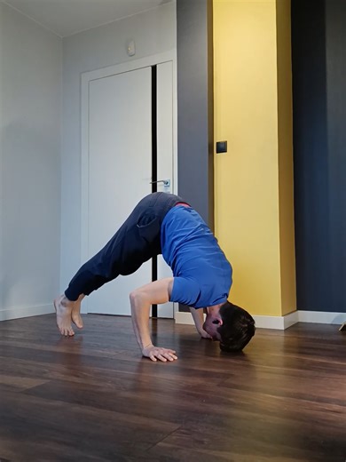 Mastering the Handstand Press: Step-by-Step Tutorial