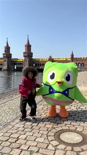 Dancing with my new friend Duo Duolingo 😍