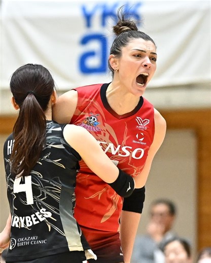 #SVLeague 🇯🇵: ROSAMARIA 🇧🇷 SHINES IN JAPAN ✨ A huge weekend for Denso Airybees 🐝, who finally get some breathing room after a tough stretch. After falling 3-1 to Kurobe AquaFairies in the opener, Denso bounced back with a 3-1 win in the rematch. 💥 Leading the way was Brazilian opposite Rosamaria Montibeller, unstoppable across the two matches with 51 points (29 22), including 49 kills and 2 blocks. 🔥🏐 📊 Denso sit 10th (10–12), Kurobe 8th (12–10). 🚀 League leaders: NEC Red Rockets (20–2