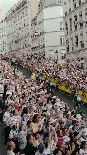 La Rue Lepic at its very best 🤩🤩 #tdf2026 #Montmarte #cycling #champselysees