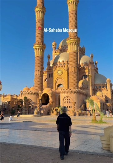 Al Sahaba Mosque in Sharm El Sheikh 🕌 📍pinned comment 👇 Follow @navito_halal for more halal spots Mosque in Sharm El Sheikh Old Market: Ottoman domes, Mamluk minarets, Fatimid details. Built in 2017. Free to visit. Things to do in Sharm El Sheikh you can't skip 🇪🇬 #sharmelsheikh #egypt #mosque #thingstodoinsharmelsheikh #muslimtravel