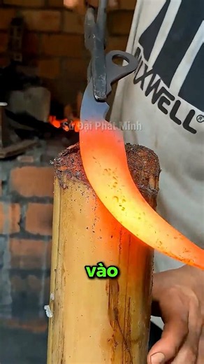 Vì Sao Thợ Rèn Đâm Dao Vào Cây Chuối?🔥