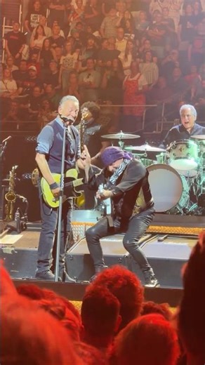 Bruce Springsteen & Steven Van Zandt Share the Mic 🎤 “Two Hearts” Live