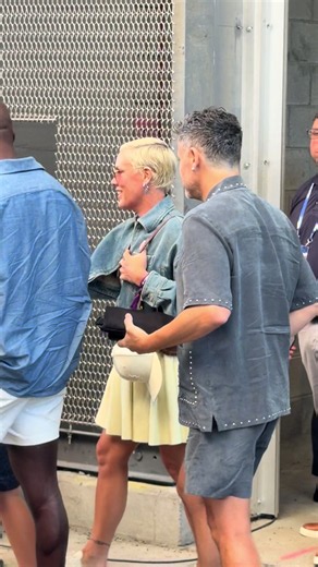 Pink keeps it moving at the US Open after addressing the backlash from her recent Macklemore repost. 🎾👀 🎥 Instagram / @jpasc24
