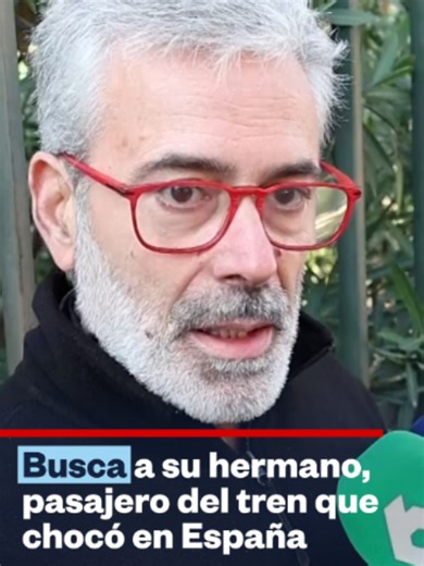 📌 Más de 24 horas después del mortal accidente de trenes que sacudió España, Manolo Emeterio y su familia continúan buscando a su hermano Pepe. A las 9:05 de la mañana del miércoles, el reloj de montaña de Pepe le envió un mensaje alertándolo de que algo no estaba bien. Ahí comenzó su angustia por saber sobre él, quien iba en uno de los dos trenes de alta velocidad que chocaron en la ruta Madrid -Sevilla. “Manolo, ¿tenéis esperanza?”, le pregunta una periodista. “Siempre... eso siempre”, respon