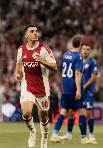 Hattrick of team goals. Oscar Gloukh for Ajax vs. FK Vojvodina. | oscar gloukh