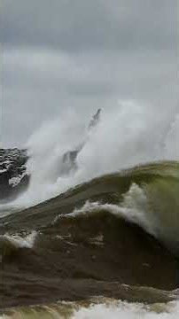 HUGE Waves on Lake Superior 🌊