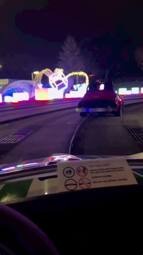 THE HOLIDAY OVERLAY ON THE TOMORROWLAND SPEEDWAY RIDE IS SO ADORABLE | Magic Kingdom